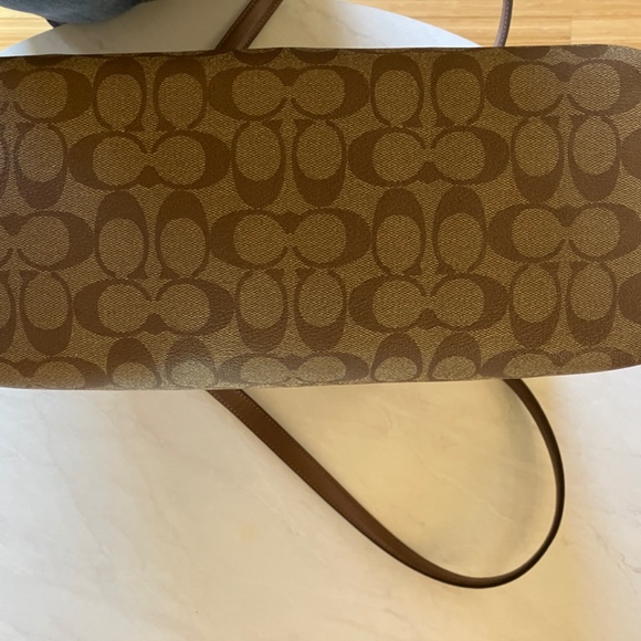 Coach Gallery Tote in Signature Logo - Picture 4 of 8